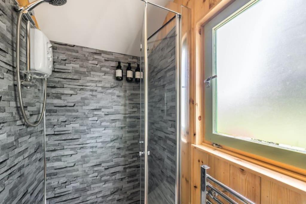 Spinney Retreats - 2 X Unique Shepherds Huts Dog Friendly 노샘프턴 외부 사진