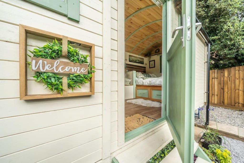 Spinney Retreats - 2 X Unique Shepherds Huts Dog Friendly 노샘프턴 외부 사진